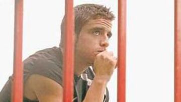 <b>SANCIONADO. </b>Manel Ruz estaba preocupado ayer en la sesión de entrenamiento. El lateral derecho espera jugar ante el Sevilla.