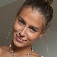 Nicole Poturalski, novia de Brad Pitt, responde a sus haters con un posado en bikini