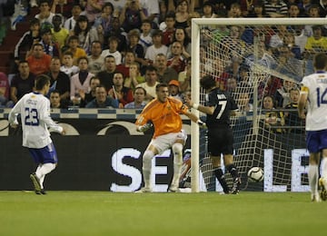 Si en La Romareda había debutado en 1994, el estadio zaragocista sería su punto y final como madridista. Cojo (sufrió un esguince de grado 2 con afectación del ligamento tibio-peroneo antero-inferior) y con el cambio pedido, Raúl marcó su último gol con el Madrid en el escenario que le vio debutar.