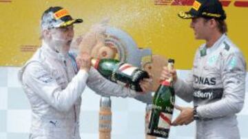 Nico Rosberg celebra su victoria con Bottas. 