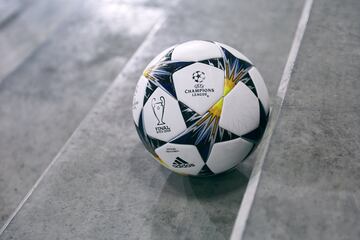 Ya conocemos el diseño del balón de la Champions, que cuenta con un gráfico en color amarillo y azul que hace referencia al estadio de Kiev donde se disputará la final y mantiene el diseño de estrellas inspirado en el logo de la UCL.