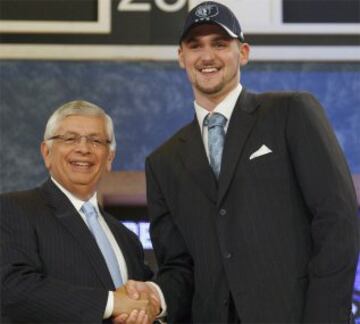 Número 5 en 2008, los Grizzlies eligieron a Kevin Love pero lo cambiaron por OJ Mayo, número 3 de ese draft. Con Mayo iban Greg Buckner, Marko Jaric y Antoine Walker. Con Love, Mike Miller, Brian Cardinal y Jason Collins.