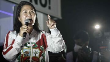 AME5400. LIMA (PER&Uacute;), 12/06/2021.- La candidata presidencial derechista Keiko Fujimori se dirige a sus simpatizantes durante una manifestaci&oacute;n hoy, en Lima (Per&uacute;). Entre gritos de &quot;fraude&quot; de los seguidores de la derechista Keiko Fujimori y pedidos de &quot;calma&quot; del izquierdista Pedro Castillo, Per&uacute; mantuvo este s&aacute;bado la tensi&oacute;n y la polarizaci&oacute;n extrema mientras se resuelven las impugnaciones que impiden conocer a&uacute;n a su pr&oacute;ximo presidente. Fujimori fue la primera en reiterar su denuncia de un &quot;fraude en mesa&quot; y dijo que la &quot;izquierda internacional&quot; est&aacute; detr&aacute;s del resultado de las elecciones del pasado domingo, que tienen a Castillo como virtual ganador, a falta de una proclamaci&oacute;n oficial por parte del Jurado Nacional Electoral (JNE). EFE/ Antonio Melgarejo