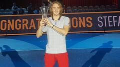 Stefanos Tsitsipas posa con el trofeo de campe&oacute;n de las NextGen ATP Finals 2018.