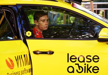 Jonas Vingegaard se retira al coche de su equipo tras la suspensión de la última etapa de La Vuelta. 