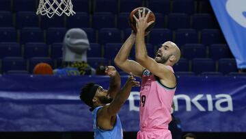 Nick Calathes lanza ante la defensa de Josh Roberson durante el Movistar Estudiantes-Barcelona.