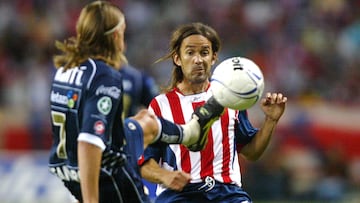 FUTBOL MEXICANO CLAUSURA 2006
MEXSPORT DIGITAL IMAGE
28 January 2006:  Action photo of Manuel Sol of Guadalajara fighting for the ball with Leandro Augusto of Pumas UNAM during week 2 game of the 2006 Torneo de Clausura./Foto de accion de Manuel Sol de Guadalajara peleando por el balon con Leandro Augusto de Pumas UNAM durante juego de la semana 2 del Torneo de Clausura 2006. MEXSPORT/VICTOR STRAFFON