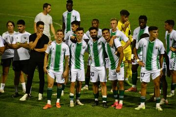 Abrazos tras ganar el trofro Los Dólmenes