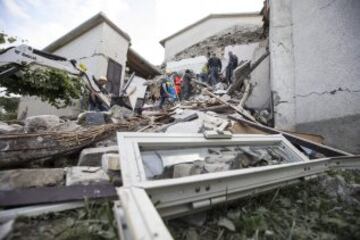 ITA50 FONTE DEL CAMPO (ITALIA) 24/08/2016.- Vista de varios edificios derrumbados por el terremoto que sacudió Fonte del Campo, cerca de Accumoli, en el centro de Italia, hoy, 24 de agosto de 2016. Al menos 38 personas murieron y decenas están heridas o desaparecidas en el devastador terremoto de 6 grados que esta madrugada sacudió el centro de Italia y que ha recordado al trágico seísmo que asoló la cercana zona de L'Aquila en 2009, en el que hubo más de 300 muertos. EFE/Angelo Carconi