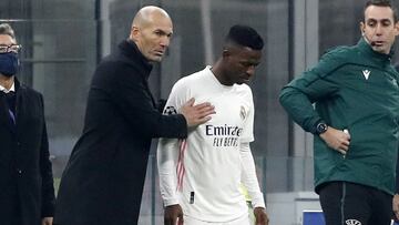 Zidane, a punto de dar entrada a Vinicius en el partido de Champions contra el Inter en Milán.