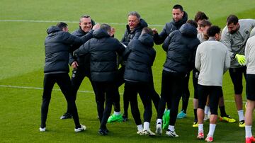 09/4/24 CHAMPIONS LEAGUE.
ENTRENAMIENTO DEL PARIS SAINT-GERMAIN EN EL CAMPUS PARIS SAINT-GERMAIN PREVIO AL PARTIDO DE CUARTOS DE FINAL CONTRA EL FC BARCELONA. 
LUIS ENRIQUE (E) PARIS SAINT-GERMAIN
KILIAN MBAPE (7) PARIS SAINT -GERMAIN
