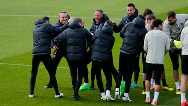 Buen rollo Luis Enrique-Mbappé en el entrenamiento previo al partido contra el Barça