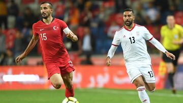 Iran&#039;s Saman Ghoddos (R) vies with Turley&#039;s Mehmet Topal on May 28, 2018 during the International friendly football match between Turkey and Iran at Basaksehir Fatih Terim stadium in Istanbul.  / AFP PHOTO / OZAN KOSE