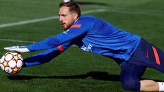 El portero esloveno del Atl&eacute;tico de Madrid Jan Oblak participa en un entrenamiento del equipo en la Ciudad Deportiva Wanda en Majadahonda, este viernes. 