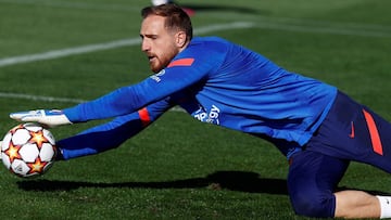 El portero esloveno del Atlético de Madrid Jan Oblak participa en un entrenamiento del equipo en la Ciudad Deportiva Wanda en Majadahonda, este viernes.
