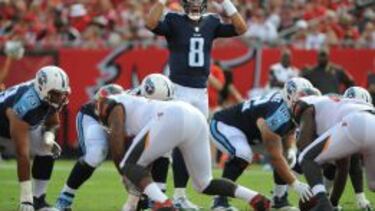 Marcus Mariota dirigendo el ataque de los Titans frente a los Bucs.