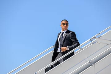 Kylian Mbappé bajando las escalerillas del avión a su llegada a Varsovia.