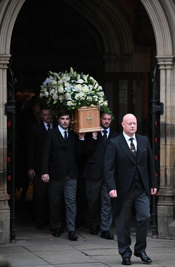 Los portadores del féretro salen con el ataúd tras el funeral en la catedral de Manchester. 