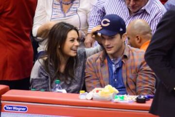 Los actores Mila Kunis y Ashton Kutcher, que son pareja, vieron el Clippers-Pistons en el Staples.