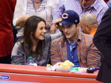 Los actores Mila Kunis y Ashton Kutcher, que son pareja, vieron el Clippers-Pistons en el Staples.