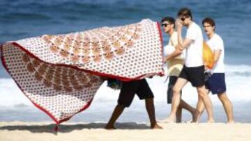 RELAJADOS. Los jugadores de Holanda se pasean por la playa de Ipanema estos días.