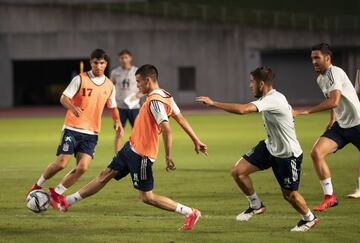 Varios jugadores durante el segundo tramo del entrenamiento; posesiones de ocho contra ocho y transiciones. 