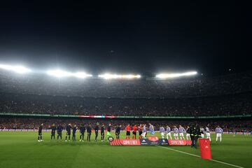 Formación de los equipos del Barcelona y Real Madrid en el centro del campo.