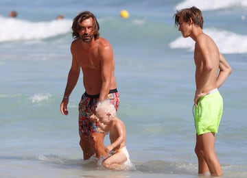 Pirlo y Valentina Baldini disfrutan de unos días de descanso junto a la familia en Ibiza.