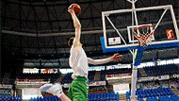 <b>ENSAYO ESPECTACULAR.</B> Vázquez salta por encima de un periodista.