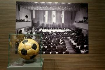 Imagen de los jugadores de la Bundesliga en la primera temporada 1964 - 1965 junto a un balón de ese año.