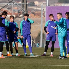 Pacheta busca impulso ante un Tevenet entre la espada y la pared