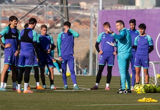 Pacheta busca impulso ante un Tevenet entre la espada y la pared