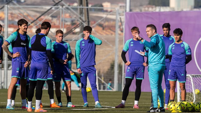 Pacheta busca impulso ante un Tevenet entre la espada y la pared