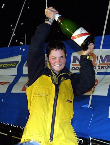 La regatista británica pasó de recorrer el mundo en barco acumulando numerosos récords y reconocimientos a promover un estilo de vida más sostenible. MacArthur nació hace 44 años en Whatstandwell, un diminuto pueblo de Derbyshire, en Inglaterra. Paradójicamente, pues medían más de 100 kilómetros entre esta población y el punto costero más cercano, llegaría a convertirse en una de las regatistas británicas más celebradas de siempre. 
Fue la mujer más rápida en efectuar una travesía transatlántica en solitario entre Reino Unido y Estados Unidos y la persona más rápida en dar la vuelta al mundo en solitario y sin escalas.
Tras su retirada creó la ‘Fundación Ellen MacArthur’. Con ella promueve la economía circular y una sociedad más sostenible que fabrique productos más duraderos, consuma menos y utilice energías renovables. Todo para preservar la naturaleza, que durante tantos años fue su casa. 