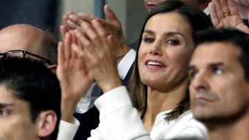 La Reina Letizia felicitó en el vestuario a las jugadoras