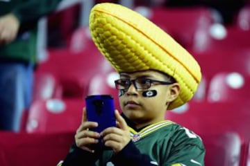 A este joven fan de los de Green Bay no le gusta el queso, con lo que ha decidido cambiar el tradicional sombrero por otro de mazorca de ma¨ªz. Como valoramos mucho la originalidad, no haremos chistes al respecto. ?Bien por ti, chaval!