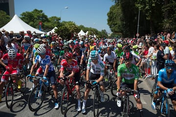 Los ciclistas esperan para empezar la segunda etapa de la Vuelta.