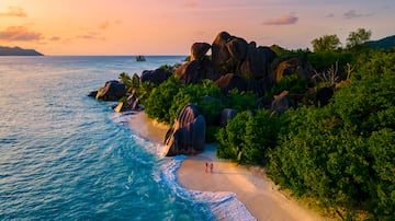 Es la tercera isla más habitada del archipiélago de Seychelles y la cuarta por su superficie.​ Tiene una superficie de 10 km². Está situada al este de Praslin y al oeste de isla Felicité.