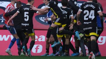 Los jugadores del Real Zaragoza celebran el tanto de la victoria de Iván Azón en el descuento de la temporada 2021-22 en El Molinón.