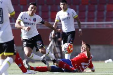 El jugador de Colo Colo, Claudio Gonzalo Fierro, disputa el balón con Diego Oyarzun de Unión La Calera.