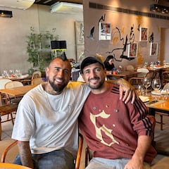 Vidal visita un restaurante en Brasil y se reúne con un mundialista: “Lindo poder encontrarte, amigo”