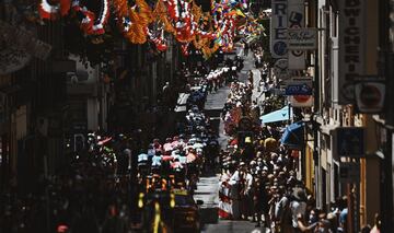 El pelotón durante la decimoquinta etapa del Tour de Francia 2021.