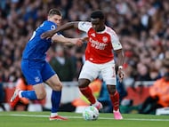Soccer Football - Premier League - Arsenal v Everton - Emirates Stadium, London, Britain - March 14, 2026 Arsenal's Bukayo Saka in action with Everton's Vitaliy Mykolenko Action Images via Reuters/Paul Childs EDITORIAL USE ONLY. NO USE WITH UNAUTHORIZED AUDIO, VIDEO, DATA, FIXTURE LISTS, CLUB/LEAGUE LOGOS OR 'LIVE' SERVICES. ONLINE IN-MATCH USE LIMITED TO 120 IMAGES, NO VIDEO EMULATION. NO USE IN BETTING, GAMES OR SINGLE CLUB/LEAGUE/PLAYER PUBLICATIONS. PLEASE CONTACT YOUR ACCOUNT REPRESENTATIVE FOR FURTHER DETAILS..
