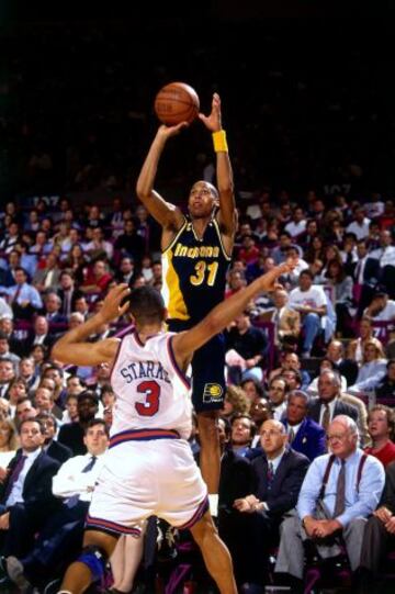 Lanzando un triple con John Starks (Knicks) como espectador de lujo.