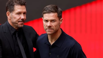 Simeone y Xabi Alonso, durante el derbi de Liga.