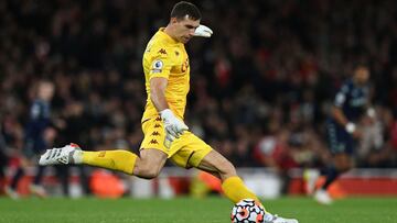 'Dibu' Martínez jugará tras su viaje relámpago a la Argentina