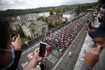 Salida de la novena etapa del Tour de Francia 2020 con recorrido entre Pau y Laruns.