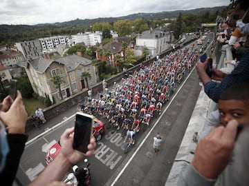 Salida de la novena etapa del Tour de Francia 2020 con recorrido entre Pau y Laruns.