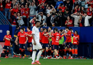 Los jugadores del Osasuna celebran el 1-1 de Ante Budimir al Real Madrid. 