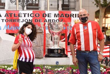 El trofeo de LaLiga del Atlético llega al Ayuntamiento de Torrejón